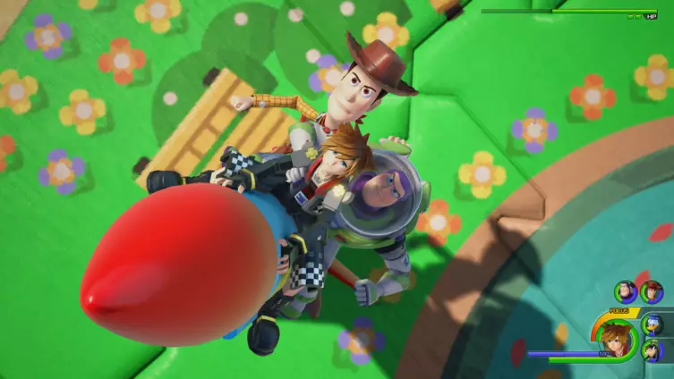 Sora, Woody et Buzz l'Éclair fendant l'air sur une fusée