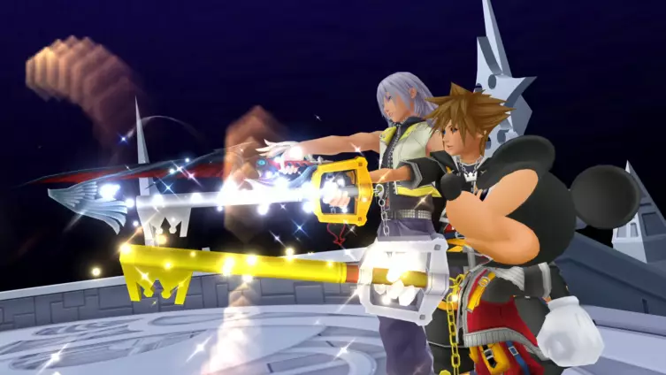 Sora, Riku et le Roi Mickey brandissant leurs Keyblades