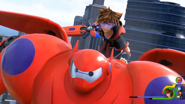 Sora volant à toute vitesse sur le dos de Baymax au-dessus de San Fransokyo