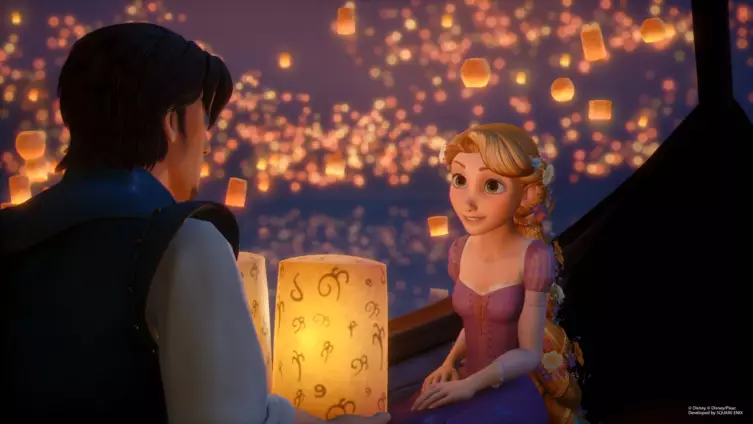 Flynn Rider et Raiponce sous un ciel illuminé de lanternes
