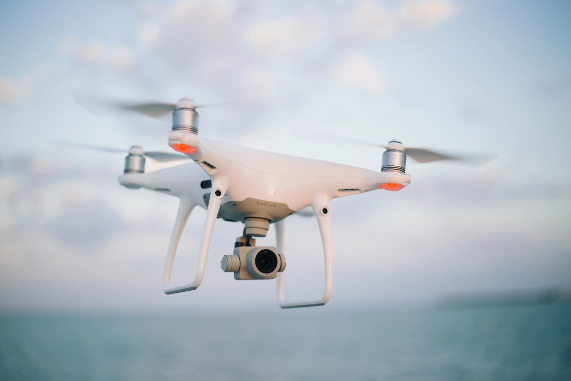 Quadrirotor civil équipé d’une caméra, en vol.